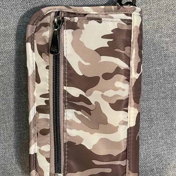 LUG Tandem SE Zip Wallet Wristlet Camouflage Pattern, Camo - Picture 2 of 5